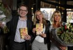 Hoorn 3 november 2015 
Sonja Bakker krijgt het eerste exemplaar van het booek van Matthieu Slee en Kyra Rutgers