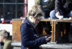 Amsterdam 2 november 2015 
Lauren Verster bellend op straat.