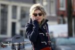 Amsterdam 2 november 2015 
Lauren Verster bellend op straat.