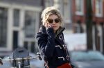Amsterdam 2 november 2015 
Lauren Verster bellend op straat.