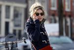 Amsterdam 2 november 2015 
Lauren Verster bellend op straat.