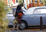 Amsterdam 2 november 2015 
Lauren Verster bellend op straat.