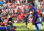 Eindhoven, 30 Augustus 2015
Kompetitie Seizoen 2015/2016
PSV-SC Feyenoord, eindstand 3-1
Luuk de Jong in duel met Eric Botteghin