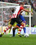 Eindhoven, 30 Augustus 2015
Kompetitie Seizoen 2015/2016
PSV-SC Feyenoord, eindstand 3-1
Luuk de Jong in duel met Eric Botteghin