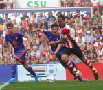 Eindhoven, 30 Augustus 2015
Kompetitie Seizoen 2015/2016
PSV-SC Feyenoord, eindstand 3-1
Luuk de Jong in duel met Eric Botteghin