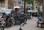Amsterdam 21 oktober 2015
Manuel Broekman gaat met zijn vriendin Adriana Mosk met hun hond naar de dierenarts.