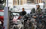 Amsterdam 21 oktober 2015
Manuel Broekman gaat met zijn vriendin Adriana Mosk met hun hond naar de dierenarts.