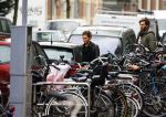 Amsterdam 21 oktober 2015
Manuel Broekman gaat met zijn vriendin Adriana Mosk met hun hond naar de dierenarts.