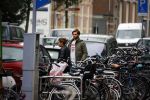 Amsterdam 21 oktober 2015
Manuel Broekman gaat met zijn vriendin Adriana Mosk met hun hond naar de dierenarts.