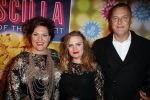 Amsterdam 11 november 2015
Premiere queen of the dessert met oa Jason Donovan Simon Greete Adam Bailey en Philip Childs in carre. Marjolein Touw met dochter en vriend