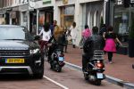 Amsterdam 13 september 2015
Olcay Gulsen met haar verloofde Frans op de pc hooftstraat op scooters
