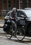 Amsterdam 7 november 2015 
Renee Soutendijk in regenpak op de fiets