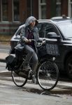 Amsterdam 7 november 2015 
Renee Soutendijk in regenpak op de fiets