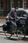 Amsterdam 7 november 2015 
Renee Soutendijk in regenpak op de fiets