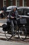 Amsterdam 7 november 2015 
Renee Soutendijk in regenpak op de fiets