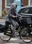 Amsterdam 7 november 2015 
Renee Soutendijk in regenpak op de fiets