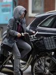 Amsterdam 7 november 2015 
Renee Soutendijk in regenpak op de fiets