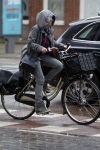 Amsterdam 7 november 2015 
Renee Soutendijk in regenpak op de fiets