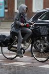 Amsterdam 7 november 2015 
Renee Soutendijk in regenpak op de fiets
