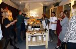Amsterdam 16 oktober 2015
Katja Schuurman opent return to sender winkel op westergasfabriek terrein in Amsterdam. Haar vriend Freek v Noordwijk doet de catering.