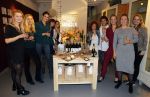Amsterdam 16 oktober 2015
Katja Schuurman opent return to sender winkel op westergasfabriek terrein in Amsterdam. Haar vriend Freek v Noordwijk doet de catering.