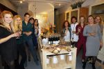 Amsterdam 16 oktober 2015
Katja Schuurman opent return to sender winkel op westergasfabriek terrein in Amsterdam. Haar vriend Freek v Noordwijk doet de catering.