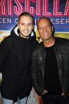 Amsterdam 11 november 2015
Premiere queen of the dessert met oa Jason Donovan Simon Greete Adam Bailey en Philip Childs in carre. Ron Boszhard met zoon