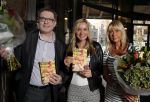 Hoorn 3 november 2015 
Sonja Bakker krijgt het eerste exemplaar van het booek van Matthieu Slee en Kyra Rutgers