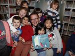 Amsterdam 14 november 2016
Winston Gerschtanowitz presenteerde de nieuwe sinterklaasboeken van Jumbo gemaakt door Katja  en Wim Schuurman Albert Verlinde en Wesley Sneijder die helaas niet aanwezig kon zijn in de Bibliotheek van Amsterdam. Katja had dochter Sammie mee genomen.