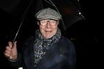 Amsterdam 14 november 2016
Premiere de zevende hemel in theater Carre. 
Barrie Stevens onder paraplu