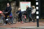 Amsterdam 5 november 2016
Bridget Maasland met zoon Mees op de fiets in Amsterdam