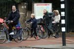 Amsterdam 5 november 2016
Bridget Maasland met zoon Mees op de fiets in Amsterdam