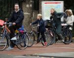 Amsterdam 5 november 2016
Bridget Maasland met zoon Mees op de fiets in Amsterdam