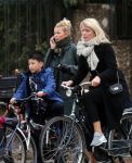 Amsterdam 5 november 2016
Bridget Maasland met zoon Mees op de fiets in Amsterdam