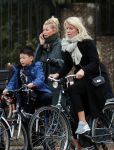Amsterdam 5 november 2016
Bridget Maasland met zoon Mees op de fiets in Amsterdam