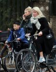 Amsterdam 5 november 2016
Bridget Maasland met zoon Mees op de fiets in Amsterdam