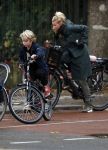 Amsterdam 5 november 2016
Bridget Maasland met zoon Mees op de fiets in Amsterdam