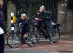 Amsterdam 5 november 2016
Bridget Maasland met zoon Mees op de fiets in Amsterdam
