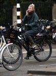 Amsterdam 5 november 2016
Bridget Maasland met zoon Mees op de fiets in Amsterdam