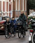 Amsterdam 5 november 2016
Bridget Maasland met zoon Mees op de fiets in Amsterdam