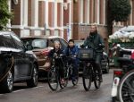 Amsterdam 5 november 2016
Bridget Maasland met zoon Mees op de fiets in Amsterdam