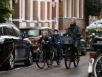 Amsterdam 5 november 2016
Bridget Maasland met zoon Mees op de fiets in Amsterdam