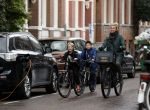 Amsterdam 5 november 2016
Bridget Maasland met zoon Mees op de fiets in Amsterdam