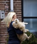 Amsterdam 24 oktober 2016
Bridget maasland met hond bij haar huis