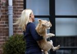 Amsterdam 24 oktober 2016
Bridget maasland met hond bij haar huis