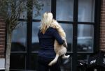 Amsterdam 24 oktober 2016
Bridget maasland met hond bij haar huis