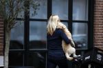 Amsterdam 24 oktober 2016
Bridget maasland met hond bij haar huis