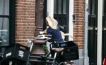 Amsterdam 24 oktober 2016
Bridget maasland met hond bij haar huis