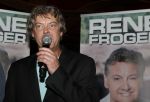 Amsterdam 3 november 2016
Presentatie cd Rene Froger in the harbour Club . Najib Amhali reikt de cd uit. Edwin Schimscheimer