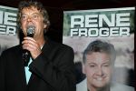 Amsterdam 3 november 2016
Presentatie cd Rene Froger in the harbour Club . Najib Amhali reikt de cd uit. Edwin Schimscheimer